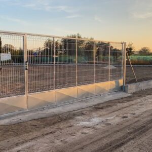 PUERTA CORREDERA CON ZOCALO GALVANIZADA