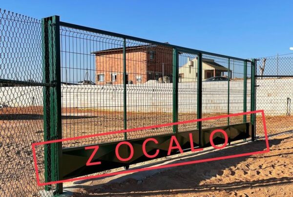 PUERTA CORREDERA CON ZOCALO VERDE