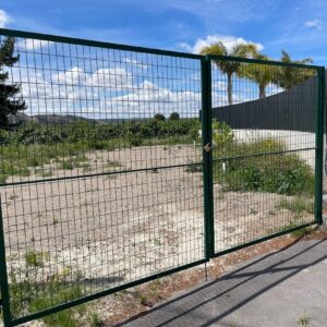 PUERTA DOS HOJAS ABATIBLE PARA VALLADO VERDE