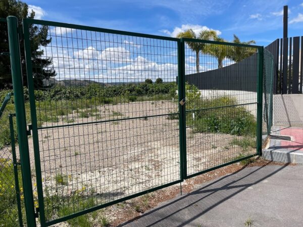PUERTA DOS HOJAS ABATIBLE PARA VALLADO VERDE
