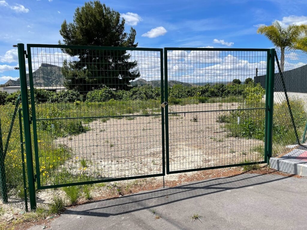 PUERTA-ABATIBLE-LACADA-VERDE PARA VALLADOS