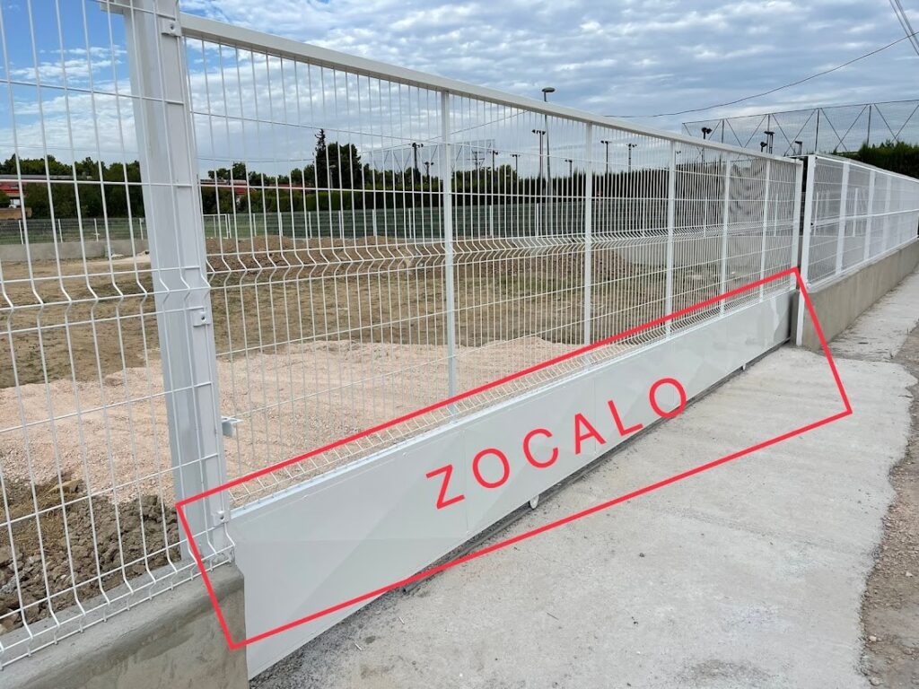PUERTA CORREDERA CON ZOCALO BLANCA