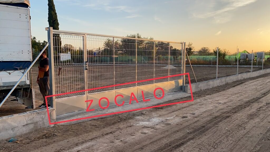 PUERTA CORREDERA CON ZOCALO GALVANIZADA