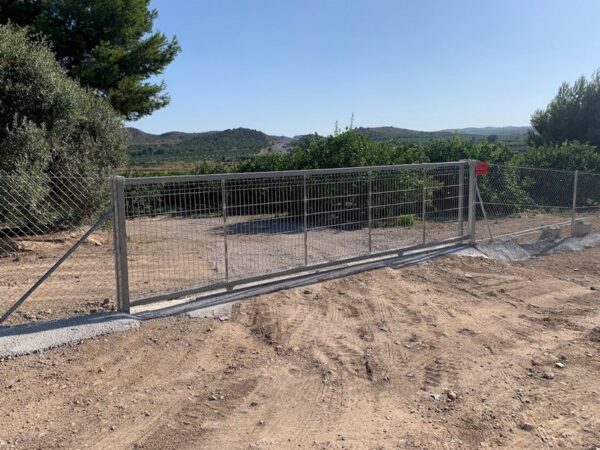 PUERTA CORREDERA SIN ZOCALO GALVANIZADA INSTALADA EN VALLADO