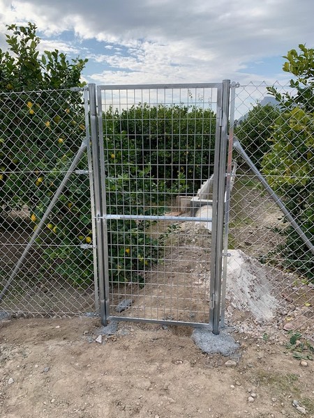 PUERTA DE PASO GALVANIZADA INSTALADA