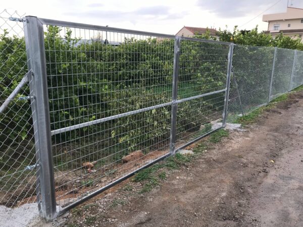 Puerta vehicular 2 hojas para malla simple torsión galvanizada 2,00 Metros alto