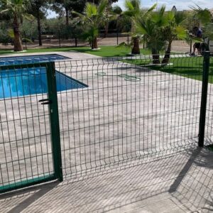 PUERTA PASO HÉRCULES CON CERRADURA EN VERDE
