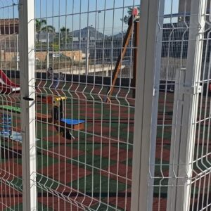 PUERTA PEATONAL HERCULES BLANCA EN PARQUE INFANTIL