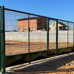 PUERTA CORREDERA CON ZOCALO VERDE