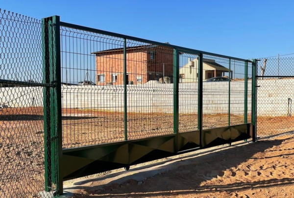 PUERTA CORREDERA CON ZOCALO VERDE