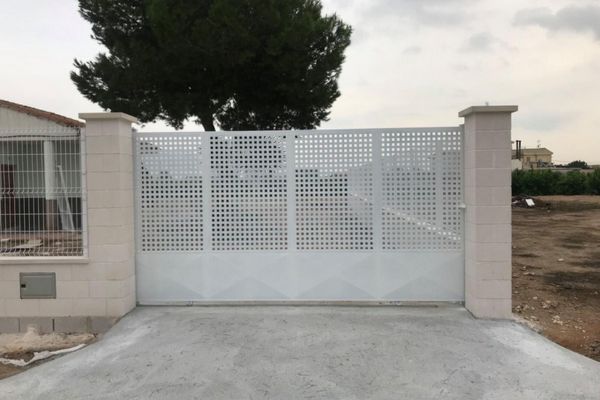 Puerta-metálica-corredera-Girona